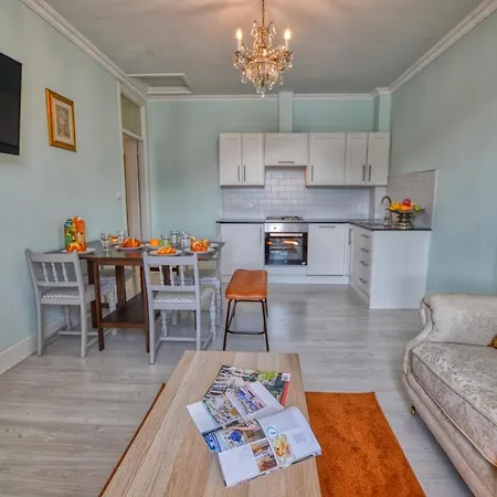 Apartamento Pezzo 3-bedroom Lakeview With Shared Garden And Terrace San Siro (Lombardy)
