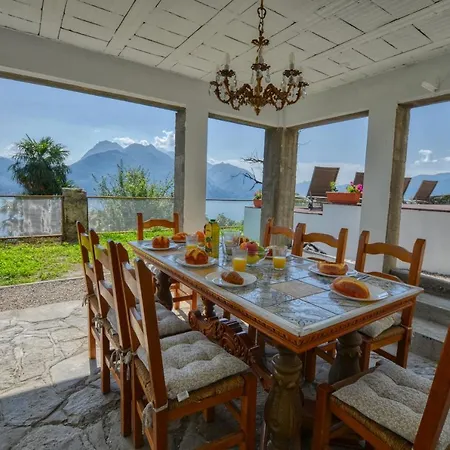 Apartamento Pezzo 3-bedroom Lakeview With Shared Garden And Terrace San Siro (Lombardy)